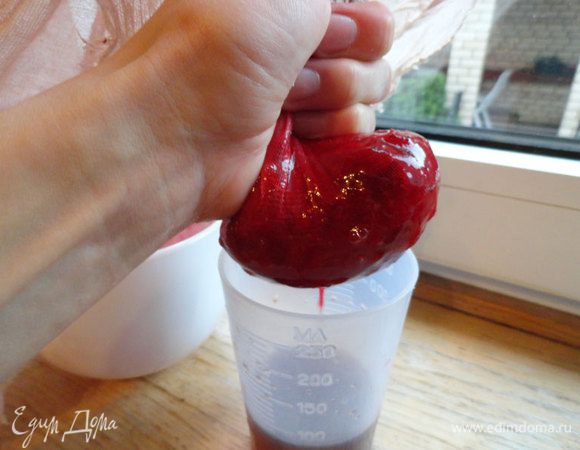 Положить клюкву в марлю (1 слой) и выжать. Из 120 г ягод должно получиться 75 мл сока. Столько же долить винного уксуса (75 мл).