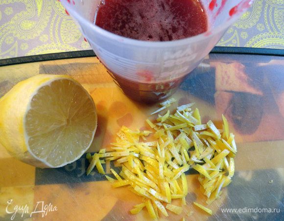 С половинки лимона снять цедру ножом для чистки овощей и нарезать её тонкими полосочками.