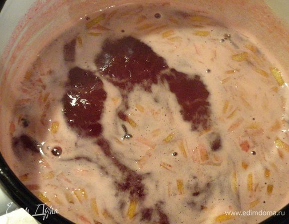 В сотейнике разогреть уксус с клюквенным соком и мёдом. Довести до кипения и добавить специи: гвоздику, щепотку имбиря, соли и перца. Готовить на самом маленьком огне 10 минут.