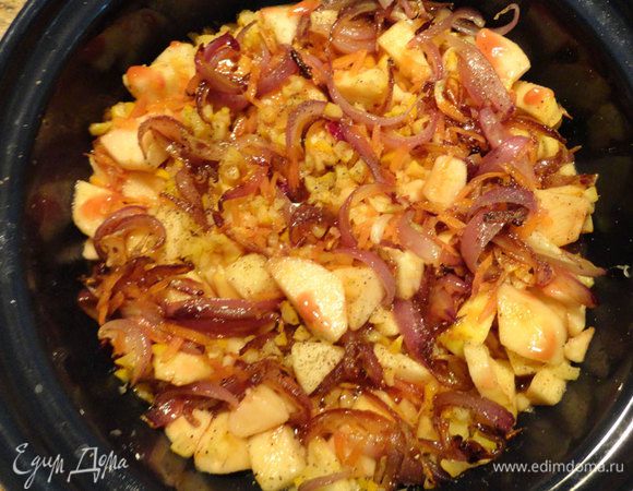 В керамическую форму выложить яблоки с айвой, лук с чесноком, положить листики розмарина и залить кипящей жидкостью из сотейника. Поставить в разогретую до 180 градусов духовку на 40 минут. За минут 10 до окончания поставить в духовку вымытую банку для стерилизации. Этого количества чатни как раз хватает на 600-граммовую баночку (у меня с зажимом, если и у вас тоже - не забудьте снять силиконовую прокладку!). Итак, горячий чатни накладываем в банку. Не закрывая крышкой, ждем когда он полностью остынет.