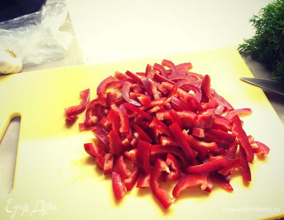 Перец нарезаем соломкой...