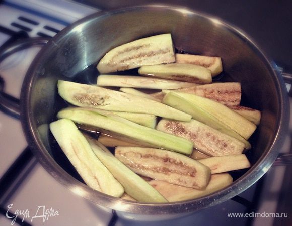 Теперь бланшируем баклажаны в подсоленной воде в течение пяти минут....для чего это необходимо сделать чтобы баклажаны стали мягкими и для удаления из них горечи, после бланширования вынимаем баклажаны шумовкой и выкладываем их в дуршлаг что бы остыли и стекла лишняя жидкость...