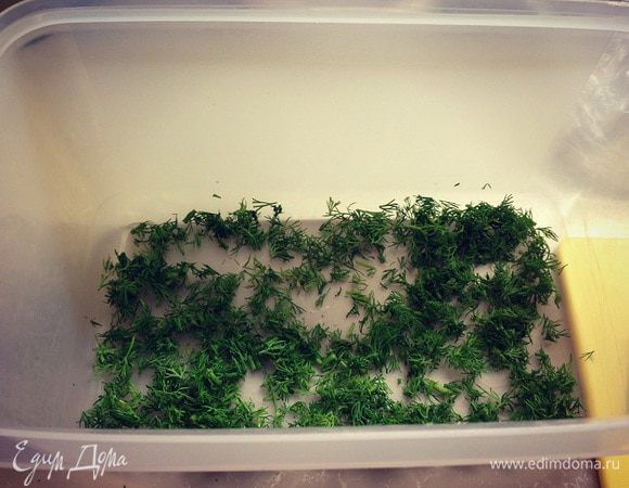 Теперь возьмем глубокую емкость...и будем укладывать овощи....первый слой засыпаем укроп...