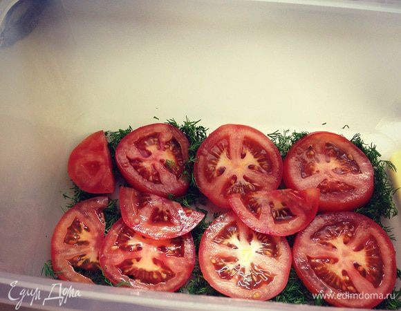 Сверху выкладываем слой помидор...