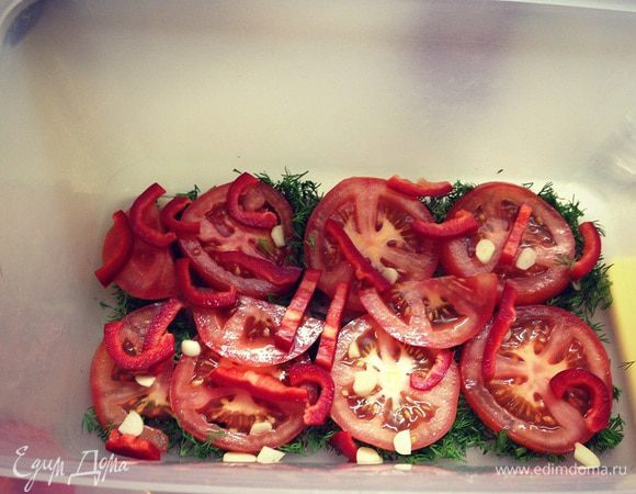 Посыпаем горстью чеснока и перца...