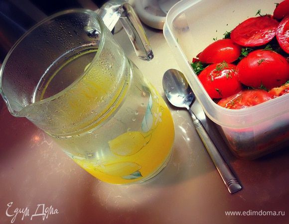 Теперь сделаем рассол....я делаю в графине так удобнее ...возьмем пол литра крутого кипятка...в кипяток положим две столовые ложки соли, одну ложку сахара, пять столовых ложек уксуса, горсть черного перца горошком....все перемешаем и зальем рассолом наши овощи...