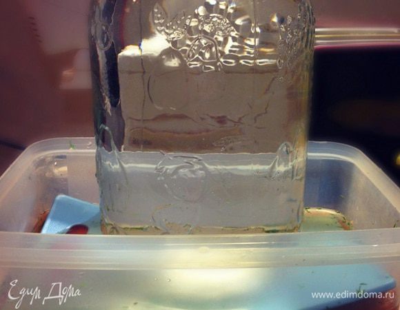 И отправим наши овощи под гнет....я просто положила доску для нарезки овощей, а сверху поставила трехлитровую банку с водой.....оставить все остыть ....потом убрать всю конструкцию на сутки в холодильник...через сутки достаем жидкости будет много поэтому не много лишнюю можно слить...можно переложить по банкам и хранить месяц такую закуску в холодильнике...