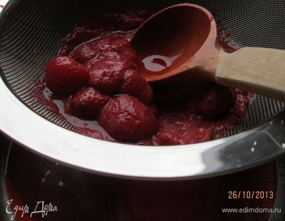 Размягченные ягоды протираем через сито.