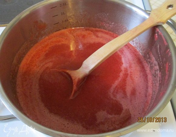 Добавляем сахар, ставим на небольшой огонь, варим до загустения, постоянно помешивая.