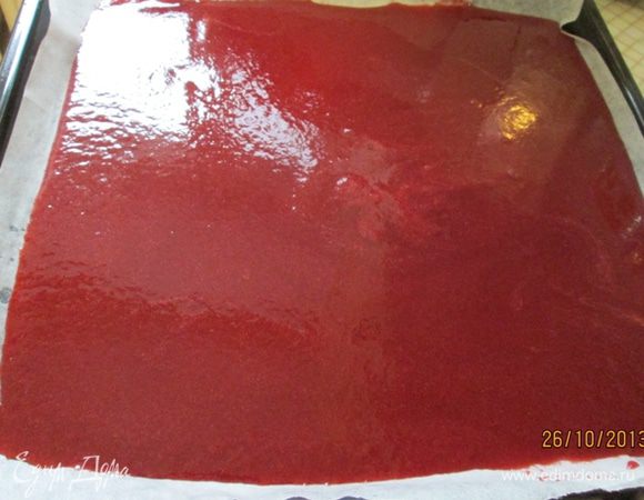 Выкладываем массу на противень, застеленный пергаментом, слоем толщиной 0,5 см.
Сушим леваши в духовке при 60 град. до высыхания. Это достаточно длительный процесс (а я была ограничена во времени), поэтому я увеличила температуру духовки до 100 град. 