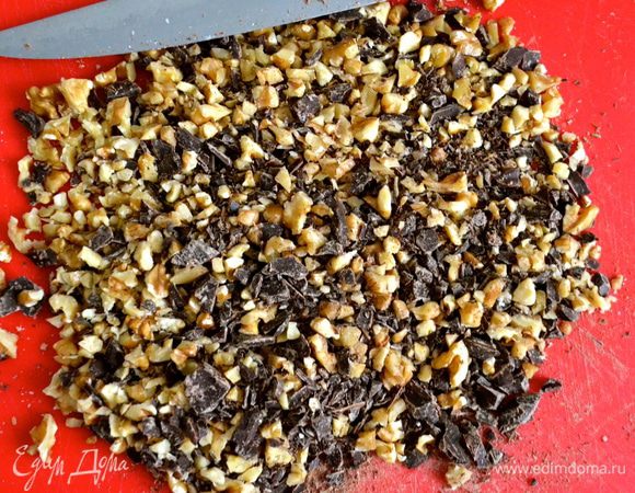 Духовку включить разогреваться на 180 С. Орехи и шоколад порубить на маленькие кусочки.