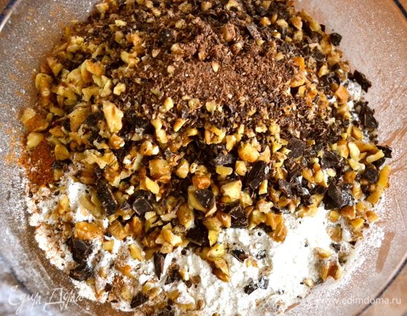 В миску просеять муку с разрыхлителем, добавить щепотку соли, корицу и смесь шоколада с орехами.