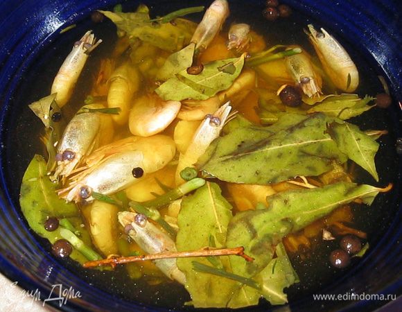 Полкило креветок выложил в глубокую миску, добавил две чайных ложки соли, одну сахара, насыпал различных специй (по вкусу) и залил крутым кипятком. 