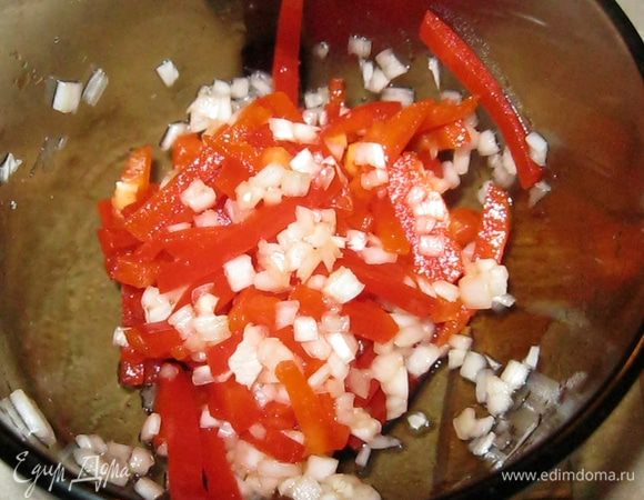 Рубленые кочерыжки смешал в миске с нарезанным брусочком сладким перцем, посыпав щепоткой соли и сахара. Пусть настоятся и дадут сок. На крупной терке натер одну морковку и смешал ее в салатнике с щепоткой соли и острого чили.