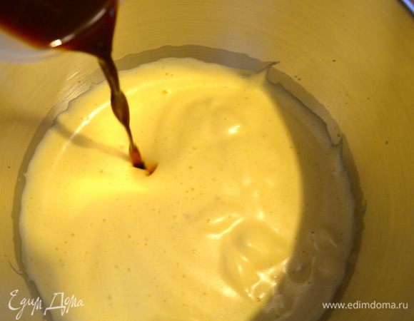 Яйца взбить с сахаром до пышности и полного растворения сахара. Влить в яичную смесь охлажденный кофе.