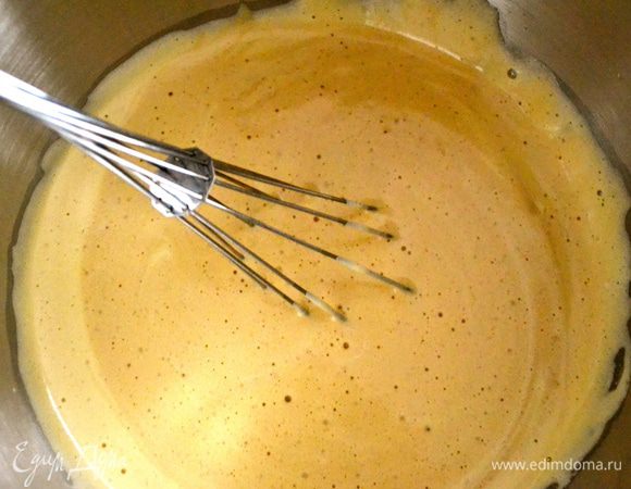 Добавить сливки и перемешать. Масса приобретает красивый цвет и приятный аромат кофе.