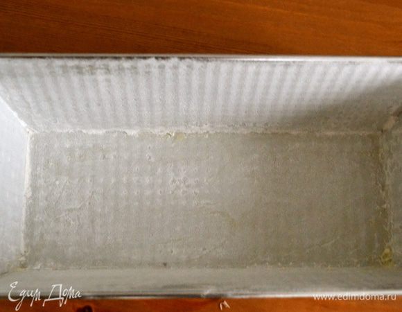 Форму для кексов смазать маслом и присыпать мукой. 