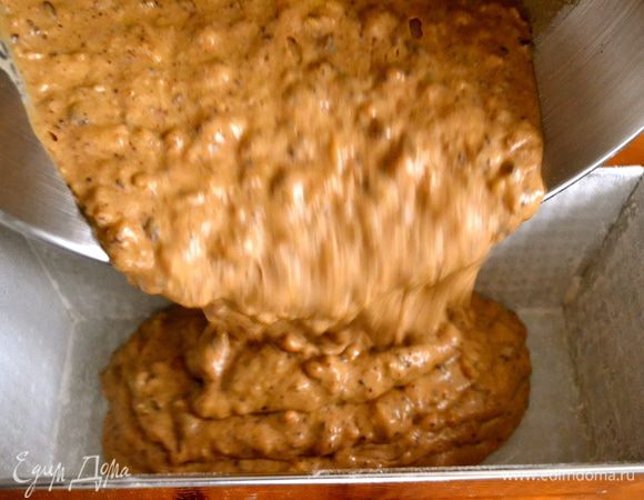 Переложить в нее тесто и выпекать кекс в разогретой до 180 С духовке примерно 40-50 минут (ориентироваться по своей духовке).