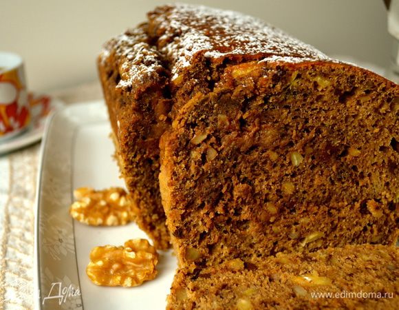 А затем переложить на блюдо, совсем немного присыпать его сверху сахарной пудрой и можно угощаться!!! ))) Мне в этом кексе понравилось все - и текстура, и вкус, и аромат!... 