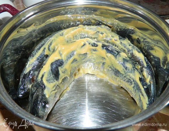 Обмажьте подготовленную сельдь горчицей, положите в емкость.