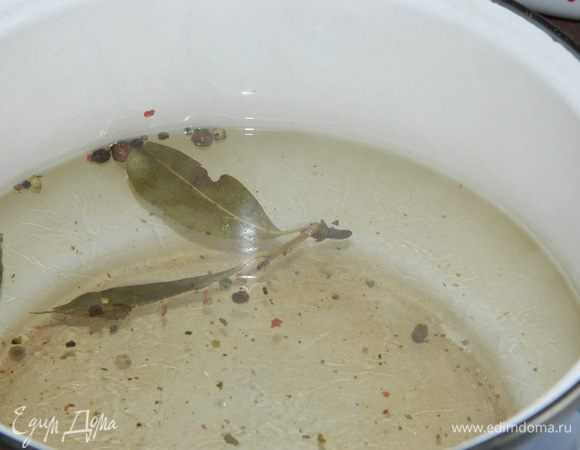 Приготовьте маринад: воду доведите до кипения, добавьте соль, сахар, специи. Кипятите одну минуту. Уберите с огня. Дайте маринаду остыть.