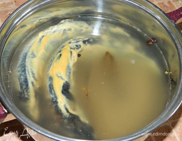 Сельдь залейте остывшим маринадом, оставьте при комнатной температуре на 2–3 часа, затем уберите в холодильник на двое суток.