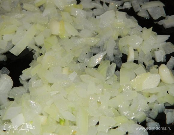 Лук режем кубиками, чеснок измельчаем, обжариваем на растительном масле в течении 2 минут.