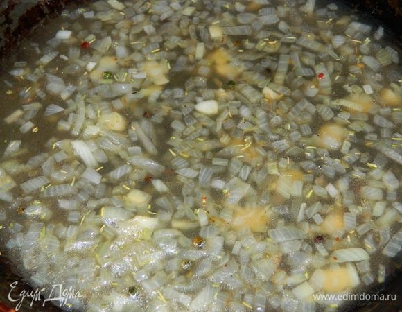 Затем добавляем яблочный сок, мед, специи, соль. Доводим все до кипения, кипятим 5 минут.