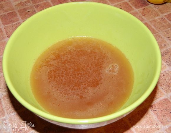Процеживаем через ситечко. Жидкость собираем в отдельную пиалу, остальное выбрасываем.