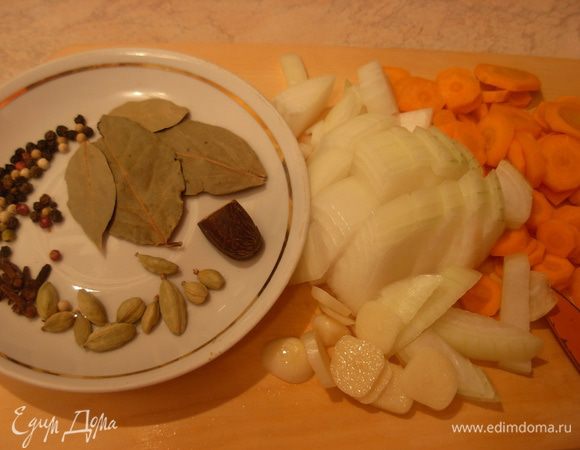 Подготавливаю овощи, мою, чищу.
Нарезаю круглишками морковь, Режу крупно лук. Чеснок нарезаю мелко.