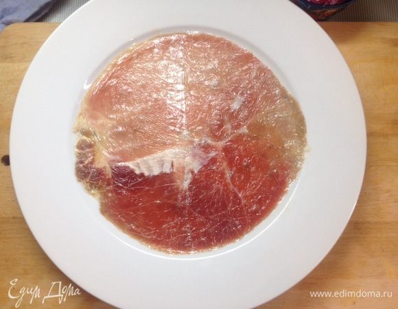 Аккуратно снять пленку и выложить плоский мясной круг на тарелку. Посолить поперчить, сбрызнуть хорошенько соком одного лимона. 