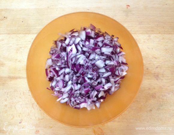 Красный лук мелко порубить и замариновать в яблочном уксусе на 30 минут. 
