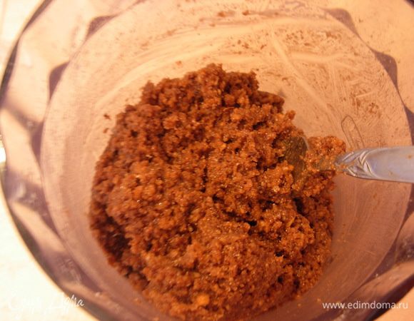 Замесить тесто, из которого можно слепить шарики. Чтобы было не слишком сухо, ну и чтобы все не растеклось.
Может быть сгущенки потребуется больше или меньше.