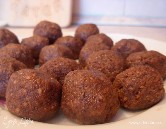 Скатать небольшие шарики. Выложить на тарелку.