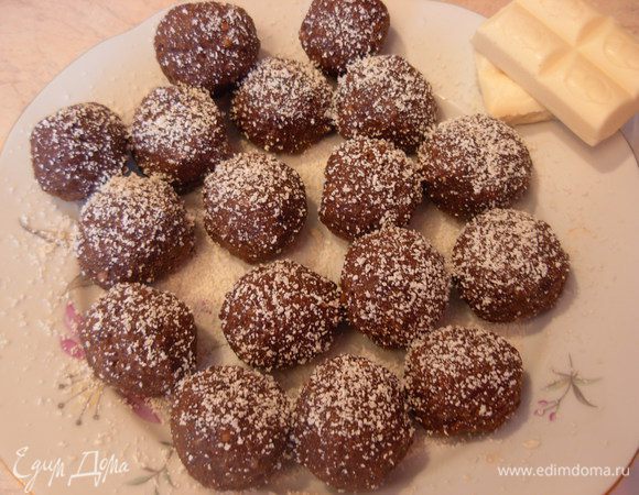 Потереть на мелкой терке белый шоколад. Поставить в холодильник, примерно на час. Хранить там же.
Приятного чаепития!