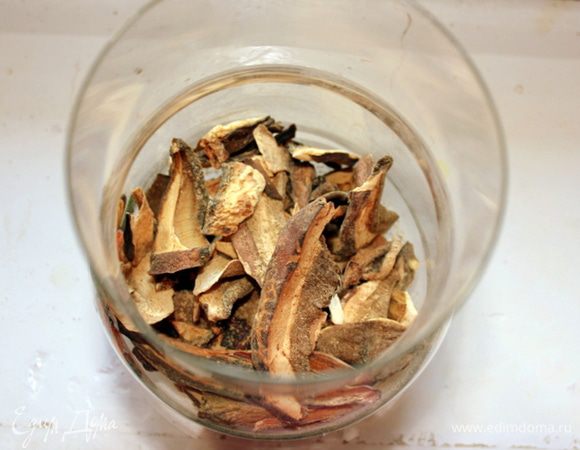 Белые грибы замочить в горячей воде на 40 минут. 