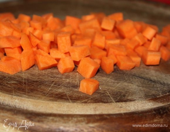 Шампиньоны нарезать ломтиками. Лук и морковь очистить и измельчить. 