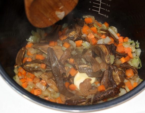 В кастрюле разогреть масло и обжарить лук и морковь. Добавить шампиньоны, готовить 5 мин. Положить белые грибы и готовить еще 5 мин.