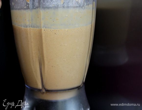 В сотейнике растопите сливочное масло, добавьте муку, обжаривайте на небольшом огне, помешивая, 1-2 мин. Затем влейте грибной настой тонкой струйкой, все время помешивая венчиком. Готовьте помешивая чтобы не было комков, 7-10 минут (при необходимости добавляя жидкости). Влить молоко и 150 мл кипятка, довести до кипения. Добавить овощи с грибами (можно оставить немного грибов для украшения готового супа). Приправить солью, перцем и мускатным орехом, варить 10-15 мин. 