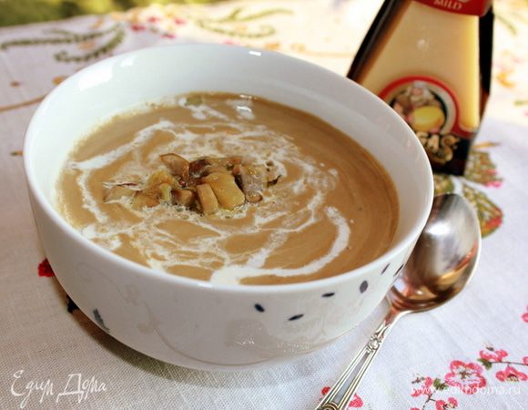 Снять с огня, дать супу немного остыть, затем измельчить его блендером в пюре. В суп добавить сливки и тертый сыр "Джюгас". По желанию добавить в каждую тарелку пшеничные гренки. 