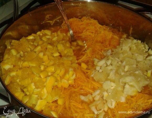 Апельсины и лимоны порезала на кусочки..Сначала пополам, а потом старалась кубиками..Хотя я думаю, что это не принципиально, как они будут нарезаны..