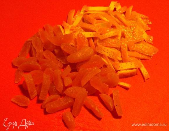 Нарезаем курагу тонкой соломкой. Снимаем цедру с одного апельсина, нарезаем соломкой.