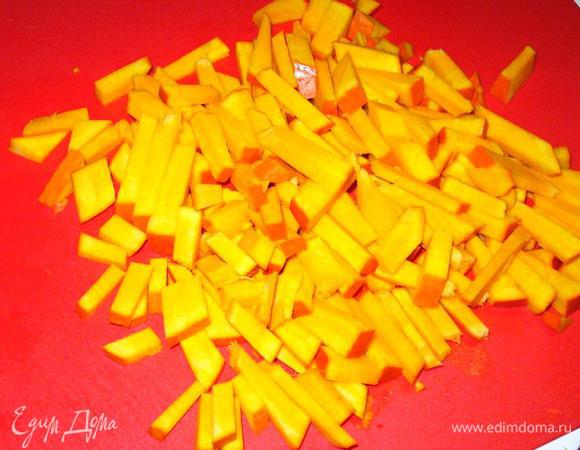 Тыкву вместе с кожурой нарезаем соломкой.