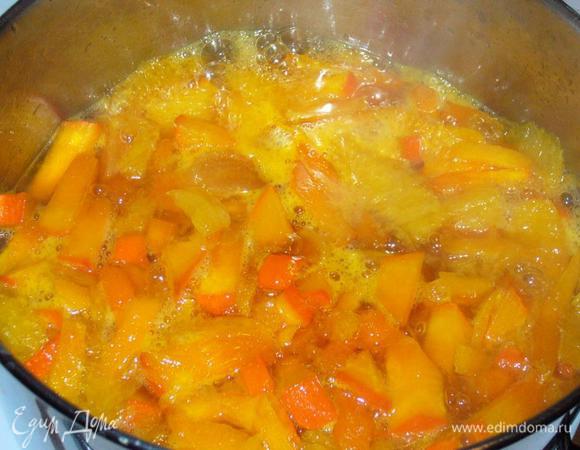 Добавляем воду, всыпаем сахар. Отправляем на огонь. 