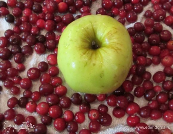 Ягоды взять крепкие, не мороженные. Промыть и подсушить на полотенце. 