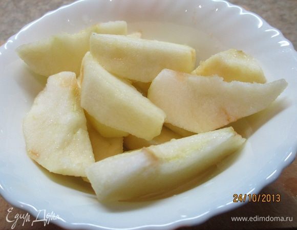 Яблоко очистить от кожуры и нарезать на 8 частей, полить соком лимона, чтобы не потемнело.