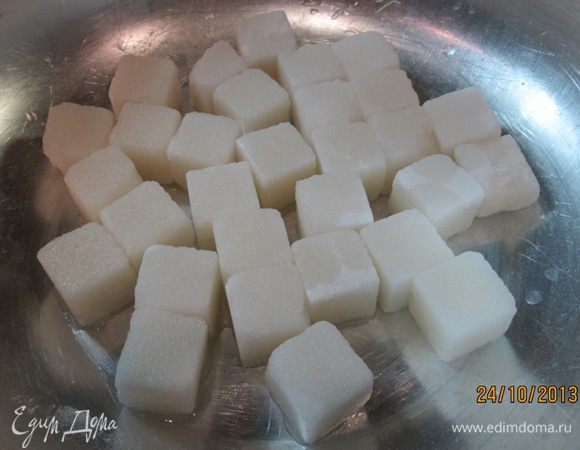 Сахар-рафинад выкладываем в таз и смачиваем его водой.