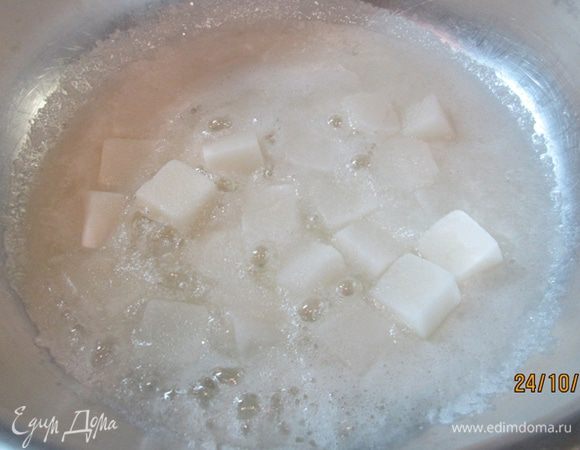 Нагреваем таз на небольшом огне. Покачивая таз над огнем, дожидаемся растворения кристаллов сахара. После закипания, не переставая покачивать, дождаться того момента, когда сироп превращается в мелкие пузырьки. С сиропа снимаем пену. Чем чище сахар, тем пены меньше!