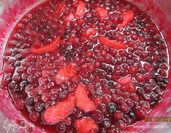 Просушенные ягоды засыпаем в сироп и деревянной ложкой притапливаем их. 
Добавляем яблоки, увеличиваем огонь. После закипания сразу снимаем таз с огня и даем содержимому полностью остыть.
Затем снова доводим до кипения и остужаем.
На третий раз варим до готовности, снимая пену. Не знаю, в чем тут фокус (может быть, в использовании рафинада), но пены практически не было. Как только сироп станет прозрачным, сохраняя цвет, варенье готово. У меня ушло минут 5, не больше. Нельзя переварить варенье, допустить изменения цвета! Остужаем и раскладываем в банки.
Вот какая красота: цвет – естественный, яблочки светлые, не разваренные!
