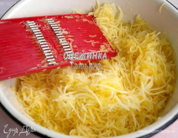 Кабачок очищаем от кожицы и семян. Я взяла всё тот же жёлтенький, но подойдёт любой, главное, хорошо очистить кожу. Натираем на тёрке как для корейской моркови, не очень длинными полосочками, если такой нет, можно натереть на крупной тёрке.